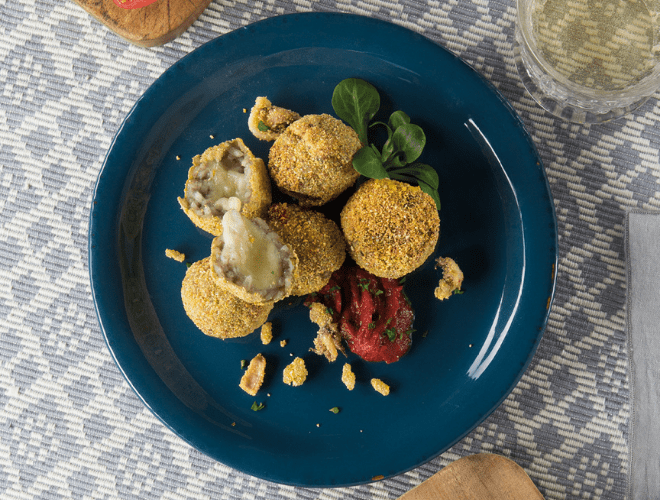 Arancini di riso nero, calamari e cuore di mozzarella