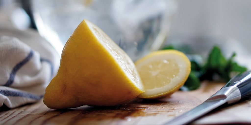 limone per eliminare l'odore di pesce dalle mani