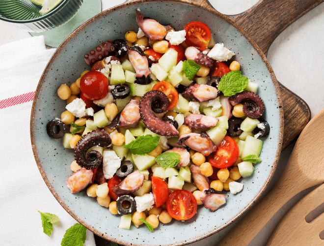 Insalata greca con polpo e cereali