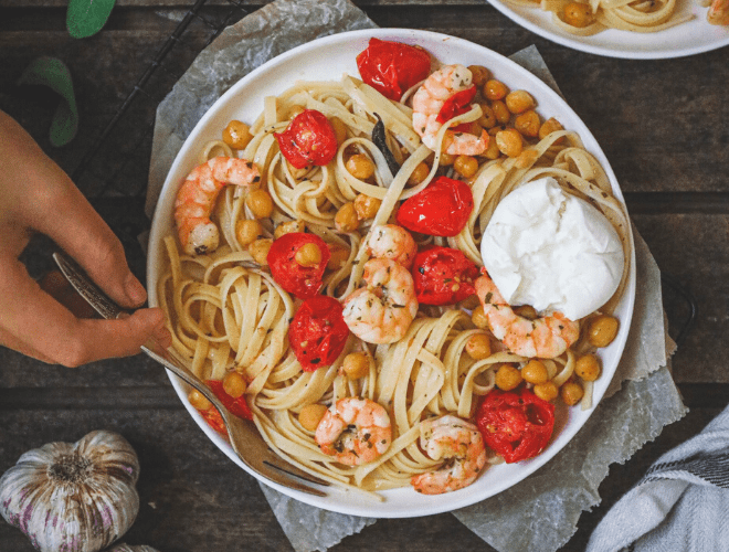 Linguine con gamberi, burrata e ceci