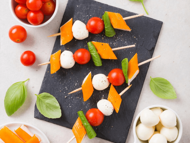 Spiedini di Surimi con pomodori ciliegini e mozzarelline