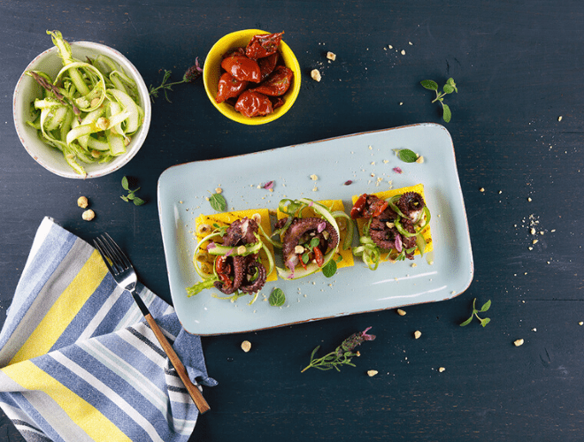 Tentacoli di Polpo su polenta grigliata e asparagi