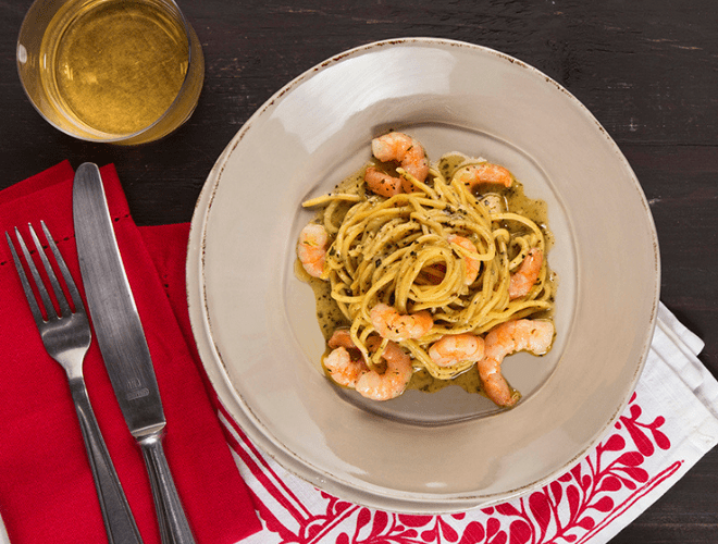 Tonnarelli al pepe con gamberoni, crema di zucchine e menta