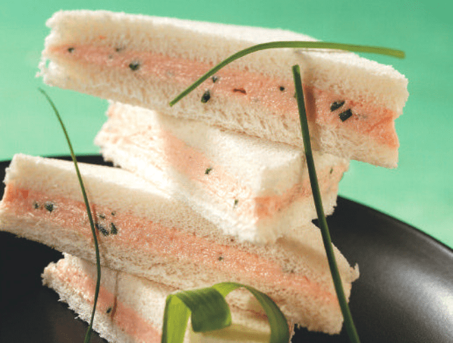 Tramezzini alla mousse di surimi e caprino