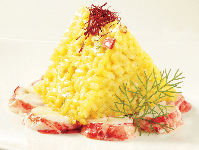 Piramide di riso con aragosta, surimi e zafferano