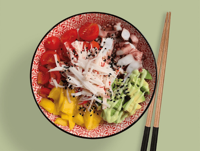 Poke bowl con surimi e polpo