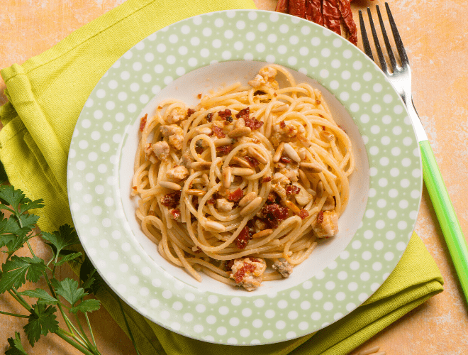 Spaghetti con ragù di Spada, pinoli e pomodori secchi