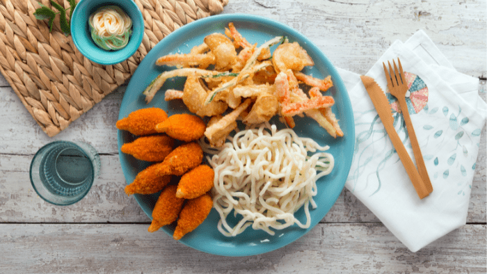 Chele di granchio con noodles e tempura di verdurina fritta