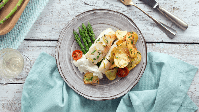 Filetto di merluzzo con asparagi e crema di provola alle erbette fresche