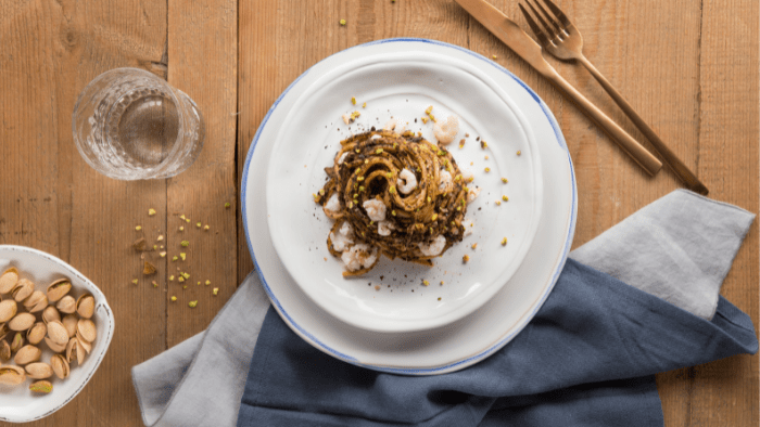 Spaghetti alla melanzana bruciata, gamberi rosa spadellati e pistacchi