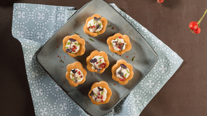 Vol-au-vent con crema di baccalà ed erba cipollina