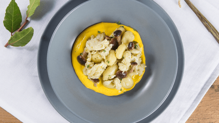 Gnocchi con nasello, funghi pioppini e salsa zafferano