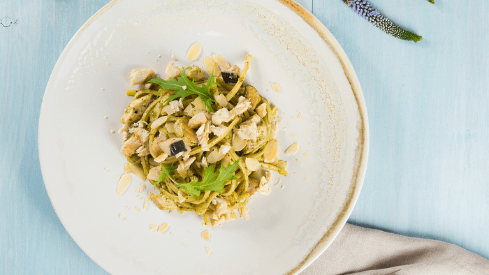 Ricetta di Linguine con spada, pestato di rucola e avocado con mandorle tostate