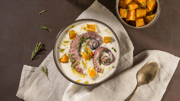 Zuppa di cannellini, polpo e cubetti di zucca