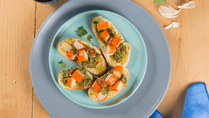 Crostini con salsa chimichurri e surimi