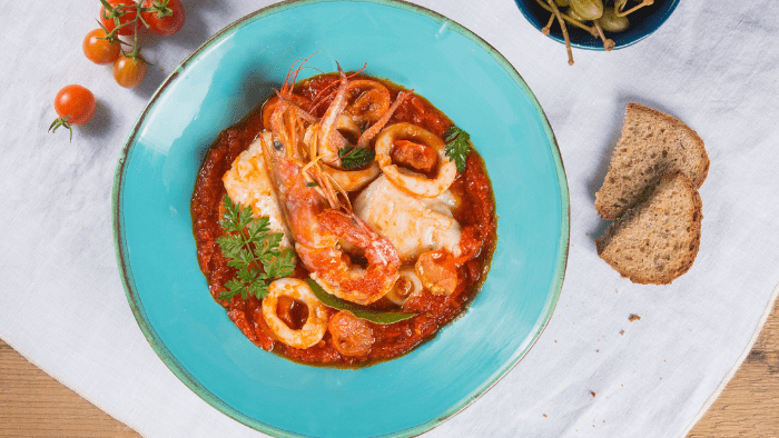 Guazzetto alla mediterranea con calamari, gambero, nasello e capperi