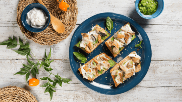 Crostini con pesce spada, burrata, zeste di limone e pesto