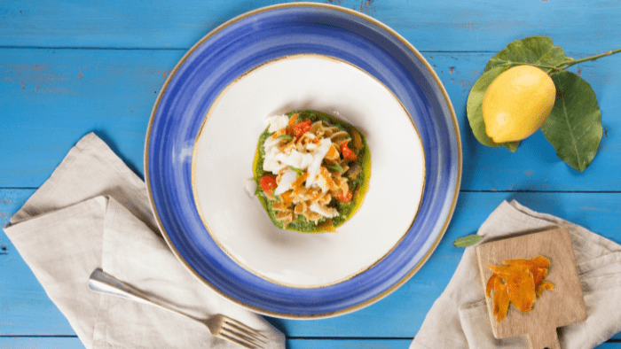 Fusilloni con baccalà, crema di insalata, bottarga, pomodorini e menta