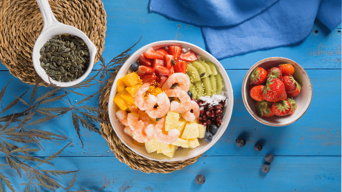 Poke bowl con gamberi e frutta fresca