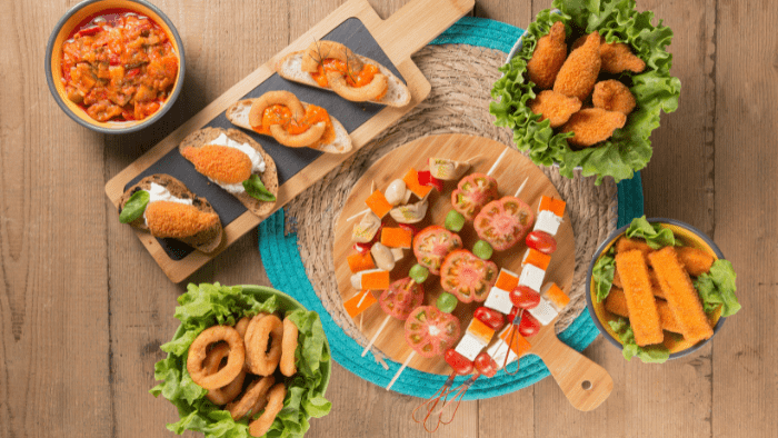 Tapas con chele, capricci di mare, bastoncini di salmone e surimi